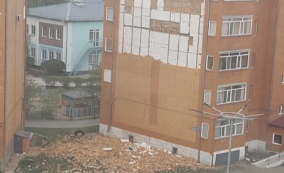 В Кокшетау с дома сыпались кирпичи из-за ветра