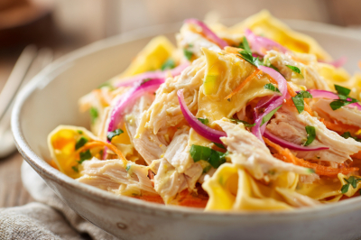 Салат &laquo;Ну как это вообще вкусно?!&raquo;: странное сочетание, от которого все сходят с ума