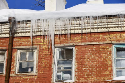 МЧС предупредило татарстанцев об опасности схода снега и наледи с крыш