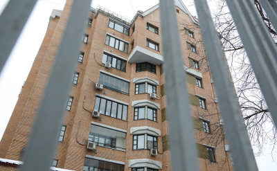 К квартире Долиной приехали судебные приставы