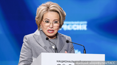 Российский рынок акций начал утро с небольшого снижения