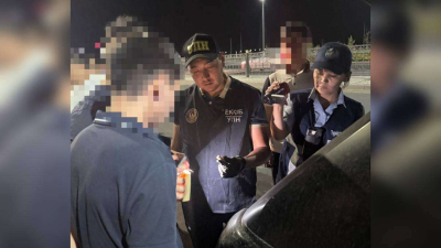 Более 400 доз синтетических наркотиков изъяли у пассажира в Туркестанской области