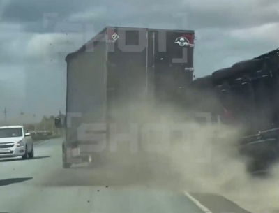 &laquo;Вещи собирал по полю&raquo;: ураганный ветер перевернул грузовик на трассе М5 - видео