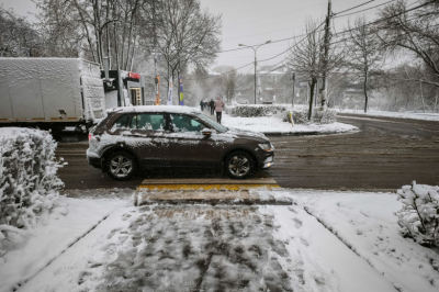 Водителям дали советы, как не попасть в аварию на летней резине в снегопад