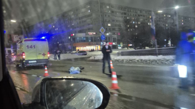 Накрытое тело на дороге: кадры с месте ДТП в Челнах, где сбили пешехода 02/03/2026 &ndash; Новости