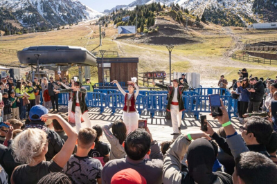 Участники чемпионата мира по шахматам станцевали «Кара жорга»