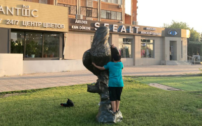 Народный репортер. Дети пытались оседлать птицу в центре города