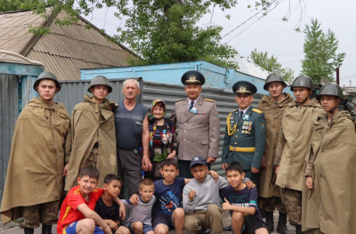 Гвардейцы почтили тружеников тыла