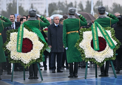 Президент Казахстана возложил венок к Монументу Нейтралитета Туркменистана