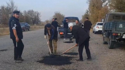 Жители Алматинской области сами вышли ремонтировать дорогу: в акимате сделали заявление