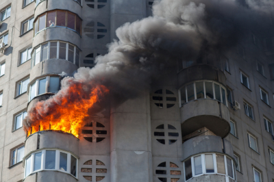 Сильный пожар вспыхнул в многоквартирном доме в Махачкале
