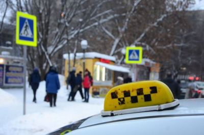 Снегопад повлиял на цены в такси: поездка в пределах Нового города &ndash; 450 рублей