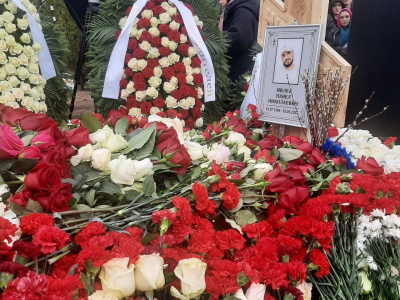 На могиле Паши Техника появился необычный букет из Харькова