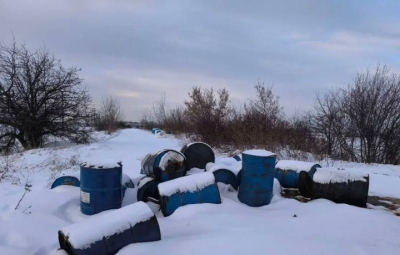 В Челнах обнаружили свалку из бочек с остатками нефтепродуктов