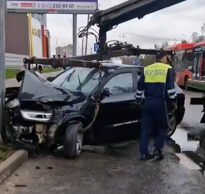 В Казани Audi врезалась в столб освещения &mdash; пострадала женщина