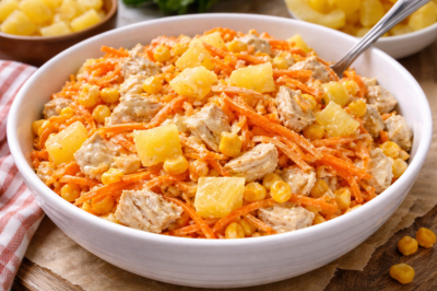 Этот салат с ананасом понравится всем &mdash; рецепт из 4 ингредиентов. А вкус очень праздничный